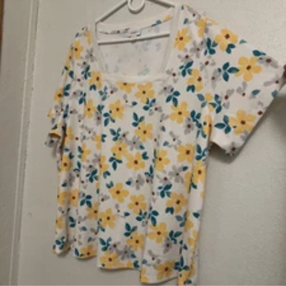 Plus size Floral Print Women's Top - Picture 2 of 4
